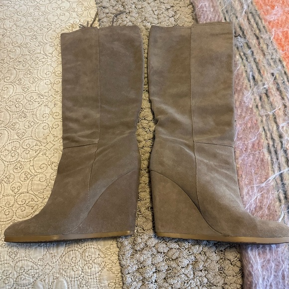 BEAUTIFUL COACH Khaki tan suede boots. - Picture 2 of 6